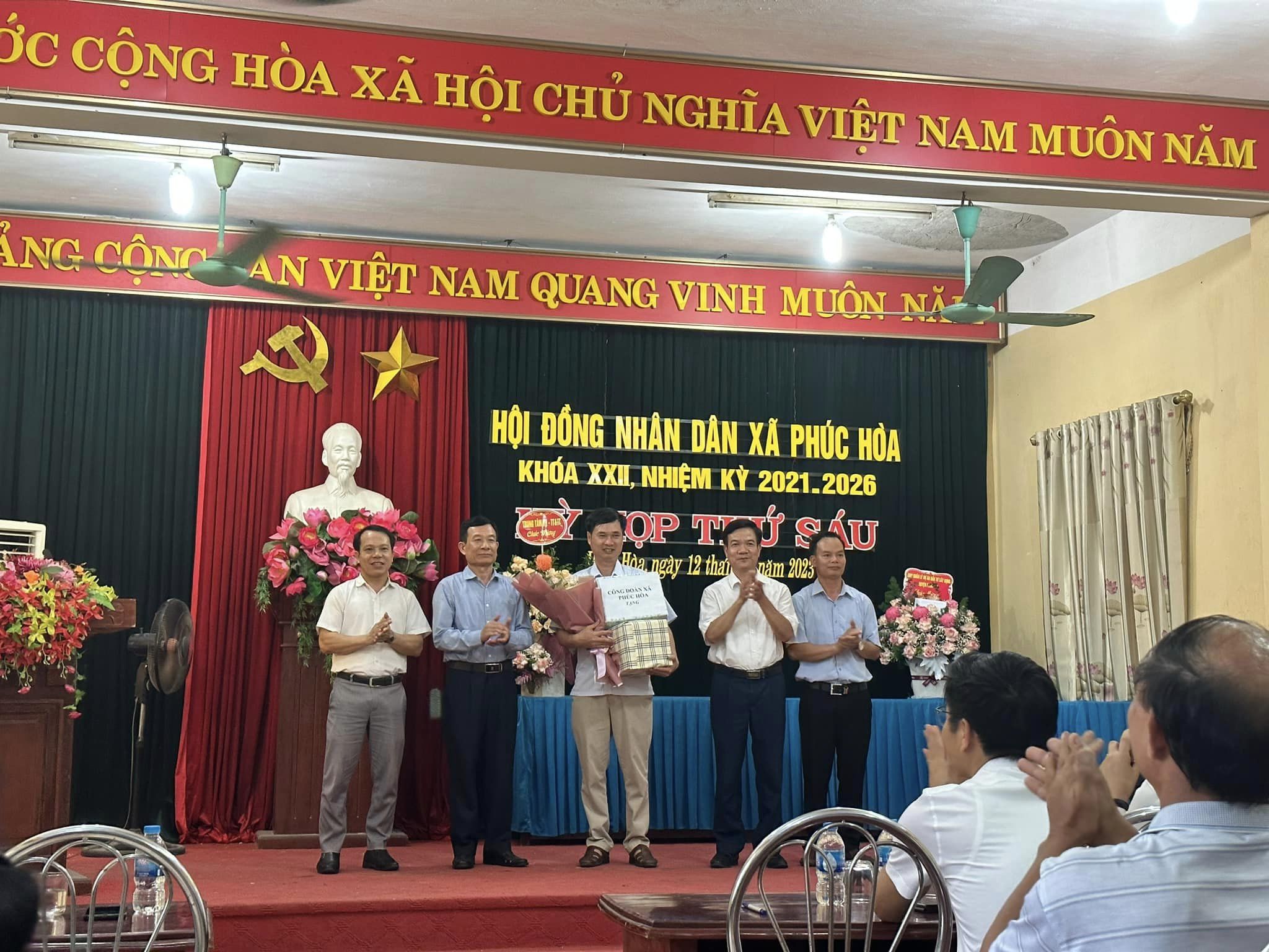 hội nghị chia tay đồng chí Doãn Văn Hà - nguyên PBT Đảng ủy, nguyên CT UBNd xã luân chuyển công tác, đồng thời chúc mừng đồng chí Đỗ Lộc đã được HĐND xã tín nhiệm bầu giữ chức CT UBND xã Phúc Hoà nhiệm kỳ 2021-2026
