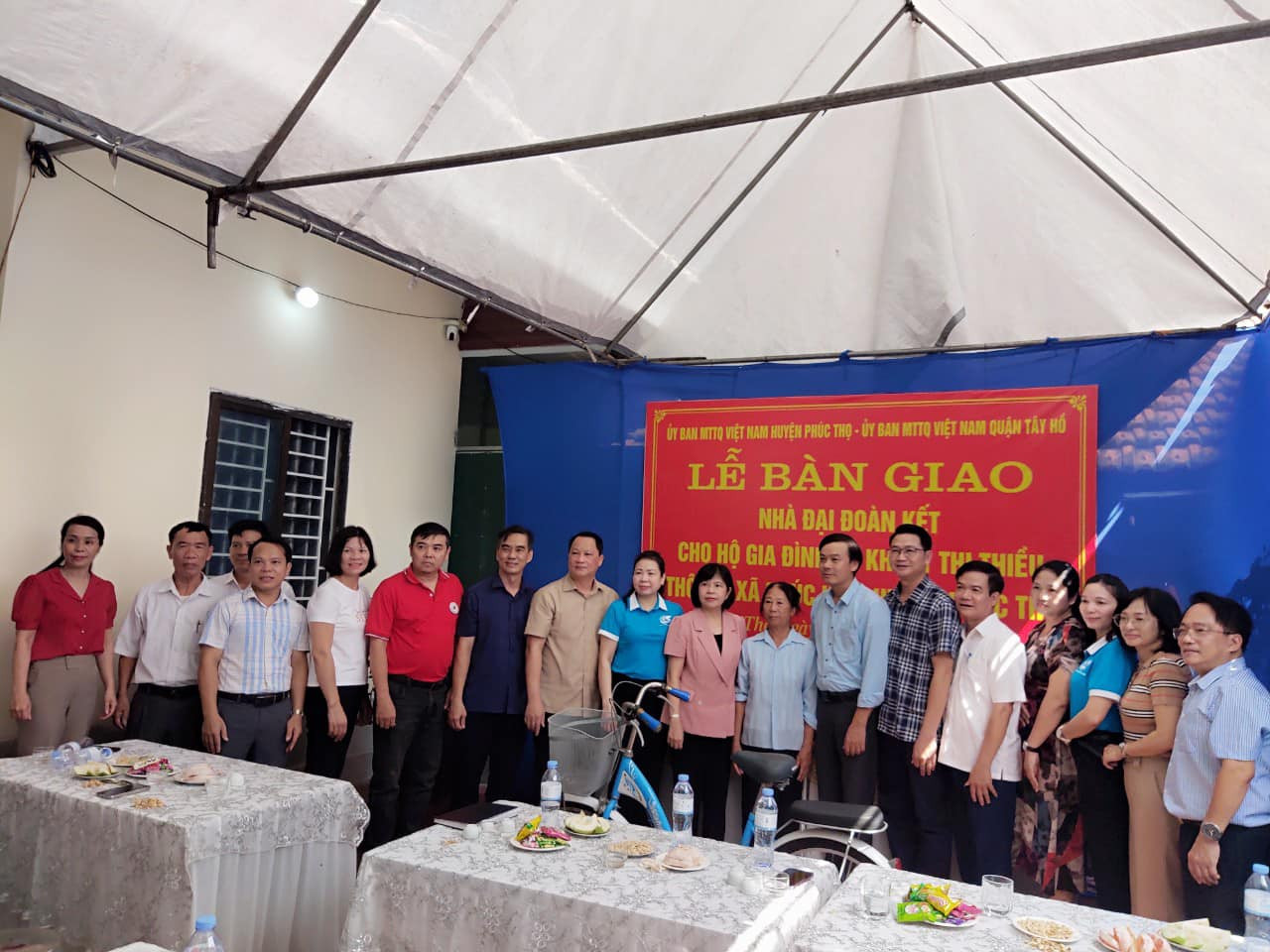 Sáng ngày 6/10 UBND xã Phúc Hoà phối hợp với UBMTQ Việt Nam Huyện Phúc Thọ và UB MTTQ Việt Nam quận Tây Hồ tổ chức lễ bàn giao nhà Đại đoàn kết cho hộ gia đình bà Khuất Thị Thiều - Thôn 1